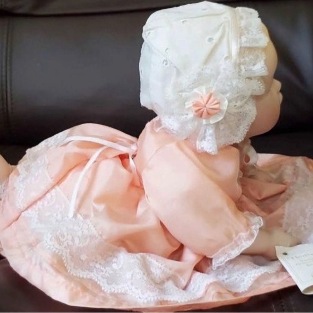 Ashton Drake Yolanda Bello China Collectible  Doll - Picture 4 of 4